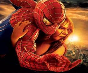 yapboz Örümcek adam kollarını genç bir kadınla bir örümcek ve şehrin gökyüzü tarafından asılı